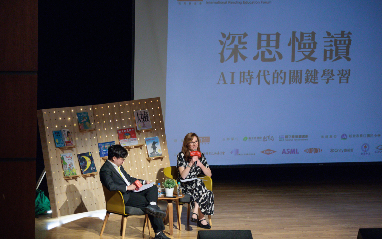 左為天下雜誌資深撰述蕭歆諺,右為英國愛丁堡大學讀寫素養教授莎拉.麥高恩(Sarah McGeown)(莊凱程攝)