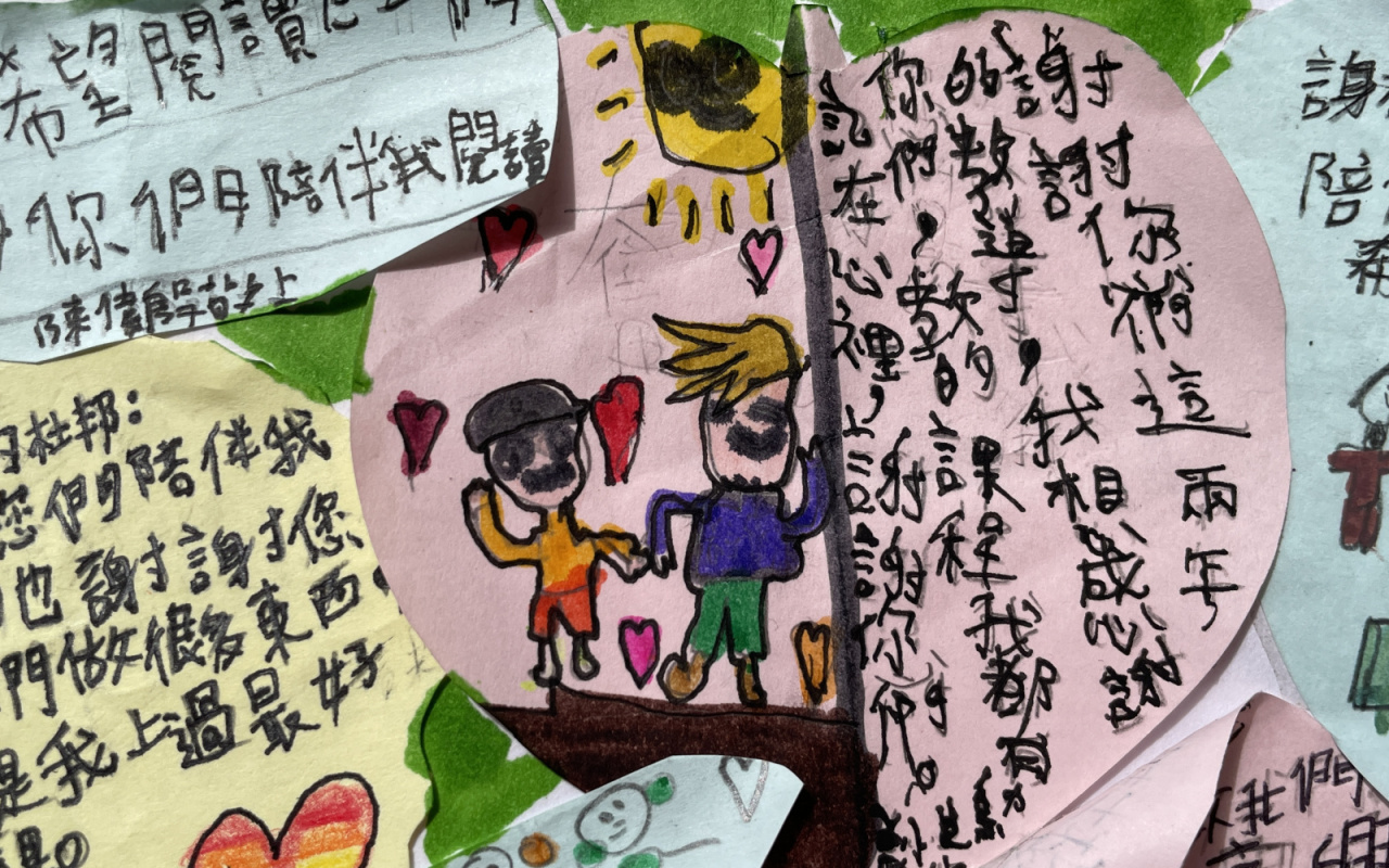 三年級孩子送給志工的話:「教的課程,我都有記在心裡。」(羅儀修攝)
