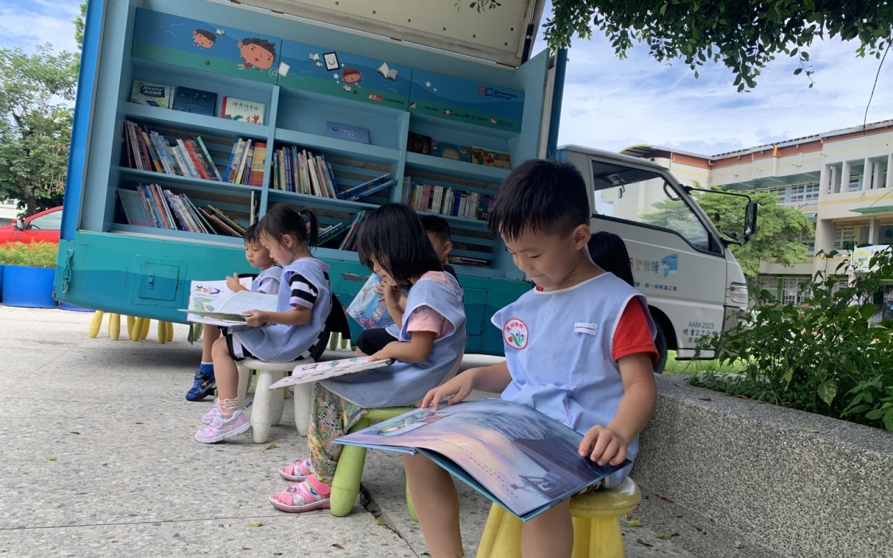 幼兒園的孩子也一起享受閱讀-彰化縣圳寮國小提供